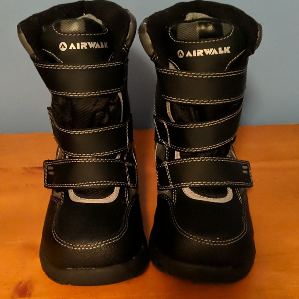 Boys size 11 Airwalk Thermolite Snow Boots